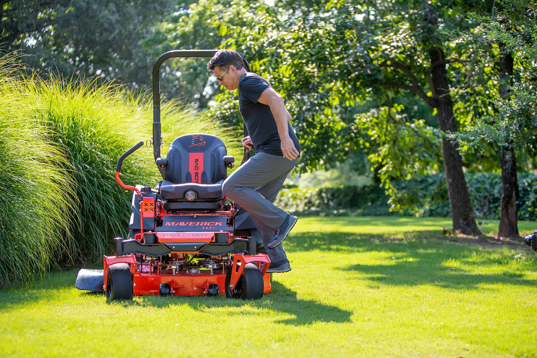 Riding lawn mower suspension seat 1